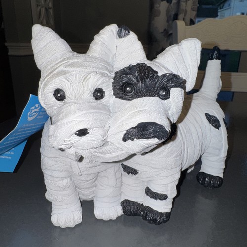 Nuovi cani mummia - halloween, in